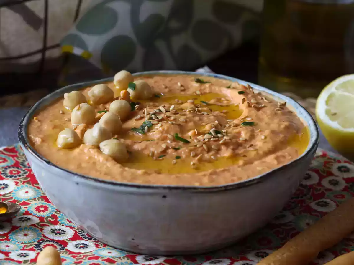 Хумус из красного перца