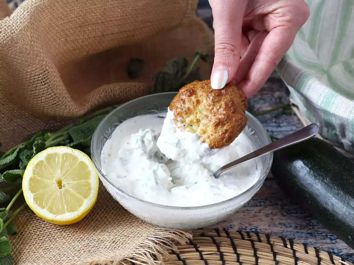 Кабачковые оладьи с соусом из йогурта и феты в аэрофритюрнице - фото 3